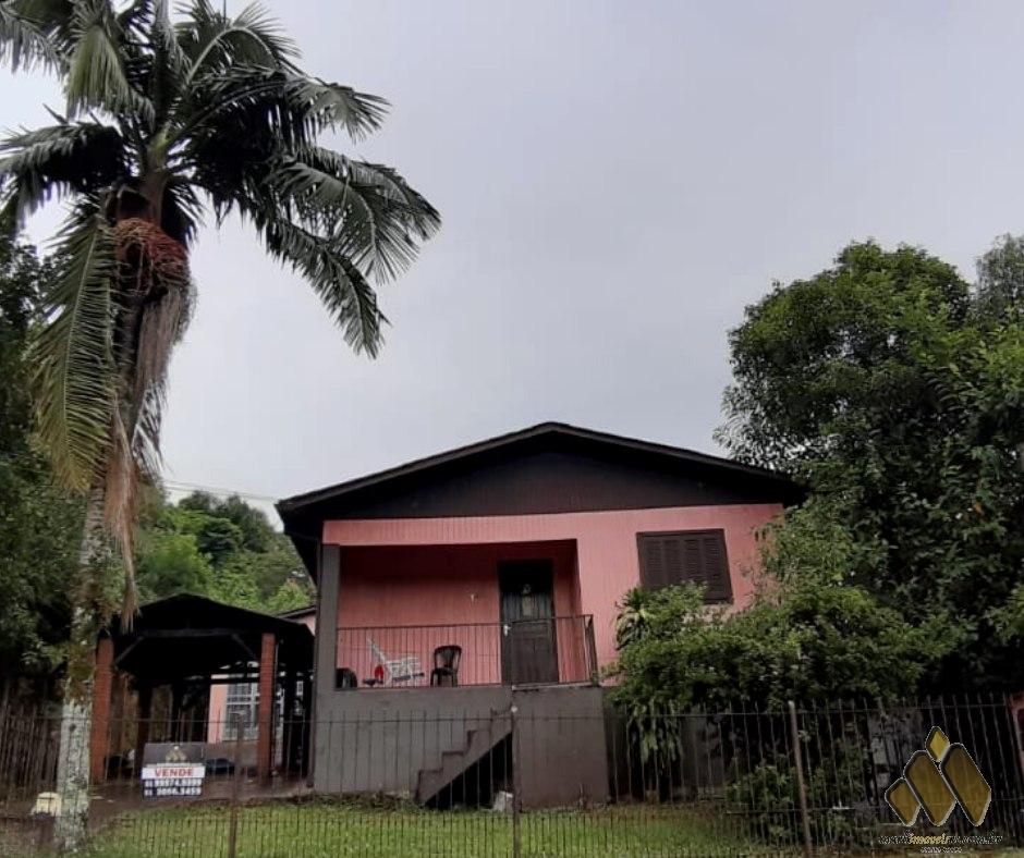 Terreno com duas casas mistas